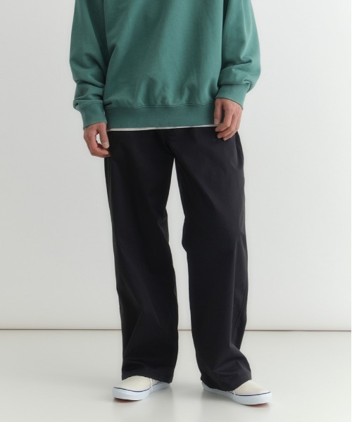 Right-on(ライトオン)の「【Refurbish】ワークルーズ イージーパンツ (セットアップ対応/ワイドシルエット/ウエストゴム/ドローストリング/カルゼ/イージーケア/ビジネスカジュアル)(その他パンツ・メンズ・ブラック/ブラウン/カーキブラウン・M/XL/L)」の2枚目の写真