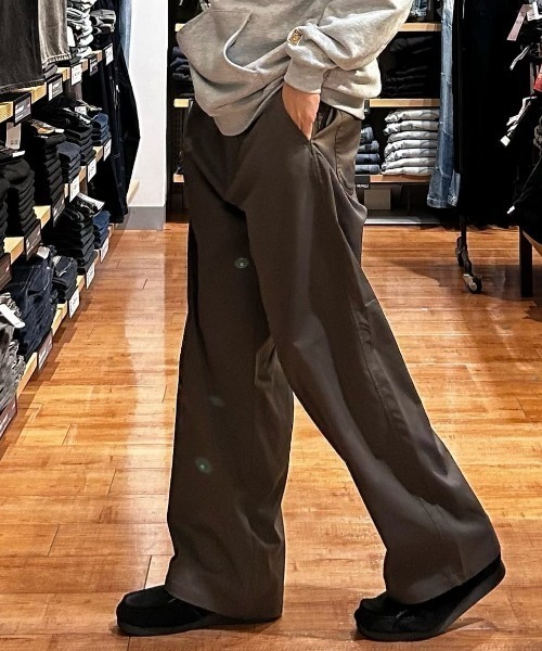 Right-on(ライトオン)の「【Refurbish】ワークルーズ イージーパンツ (セットアップ対応/ワイドシルエット/ウエストゴム/ドローストリング/カルゼ/イージーケア/ビジネスカジュアル)(その他パンツ・メンズ・ブラック/ブラウン/カーキブラウン・M/XL/L)」の10枚目の写真