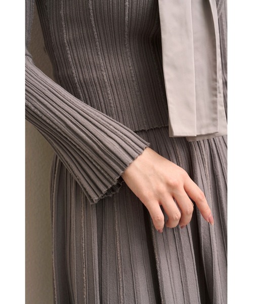 SNIDEL（スナイデル）の「フリルボウタイセットアップ（ワンピース・レディース・ネイビー/アイボリー/グレイッシュベージュ・F）」の14枚目の写真