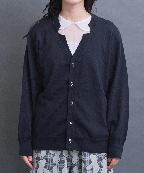 I am I in fact...（アイアムアイインファクト）の「コットン数字刺繍　Vカーディガン（カーディガン/ボレロ・レディース・イエロー/ピンク/サックスブルー/チャコールグレー/グレー・FREE）」の12枚目の写真