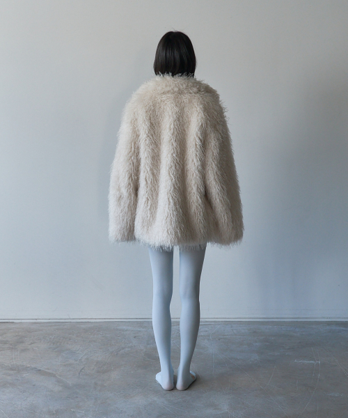 LETOILE(レトワール)の「OVERSIZED FUR JACKET_IVORY(ムートンコート・レディース・アイボリー・FREE)」の4枚目の写真