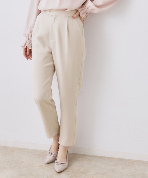 couture brooch(クチュールブローチ)の「【ハレの日・通勤】パール調釦テーパードパンツ(その他パンツ・レディース・ネイビー/ナチュラル・36/38/40/42)」の2枚目の写真