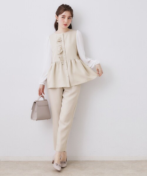 couture brooch(クチュールブローチ)の「【ハレの日・通勤】パール調釦テーパードパンツ(その他パンツ・レディース・ネイビー/ナチュラル・36/38/40/42)」の6枚目の写真