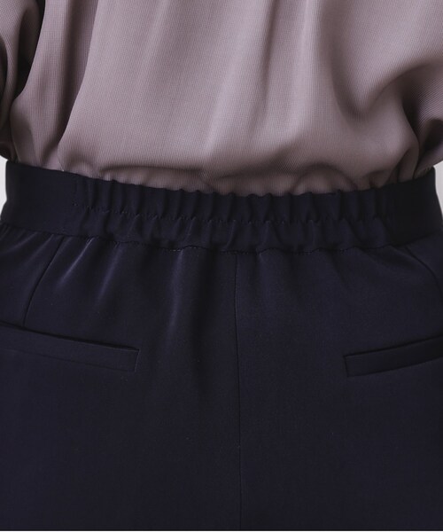 couture brooch(クチュールブローチ)の「【ハレの日・通勤】パール調釦テーパードパンツ(その他パンツ・レディース・ネイビー/ナチュラル・36/38/40/42)」の4枚目の写真