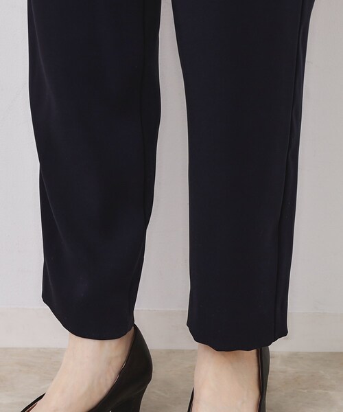 couture brooch(クチュールブローチ)の「【ハレの日・通勤】パール調釦テーパードパンツ(その他パンツ・レディース・ネイビー/ナチュラル・36/38/40/42)」の5枚目の写真