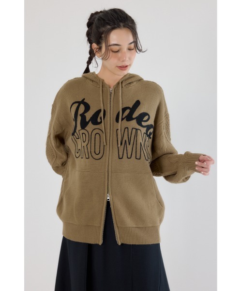 RODEO CROWNS WIDE BOWL(ロデオクラウンズワイドボウル)の「ロゴケーブルニットジップフーディー(パーカー・レディース・ブラック/オフホワイト/ライトカーキ/クリアレッド・FREE)」の4枚目の写真