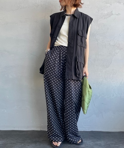 UNIVERSAL OVERALL（ユニバーサルオーバーオール）の「【WEB先行予約】[UNIVERSAL OVERALL/ユニバーサルオーバーオール] 別注 総柄イージーワイドパンツ（その他パンツ・レディース・ブラック系/ブラック/グリーン/ネイビー/ベージュ・F）」の2枚目の写真