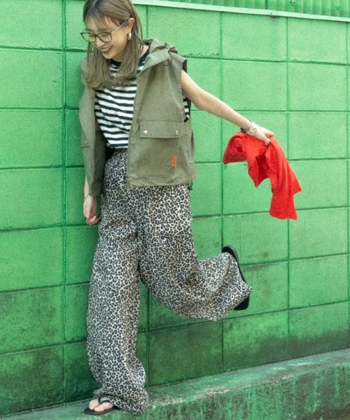 UNIVERSAL OVERALL（ユニバーサルオーバーオール）の「【WEB先行予約】[UNIVERSAL OVERALL/ユニバーサルオーバーオール] 別注 総柄イージーワイドパンツ（その他パンツ・レディース・ブラック系/ブラック/グリーン/ネイビー/ベージュ・F）」の3枚目の写真