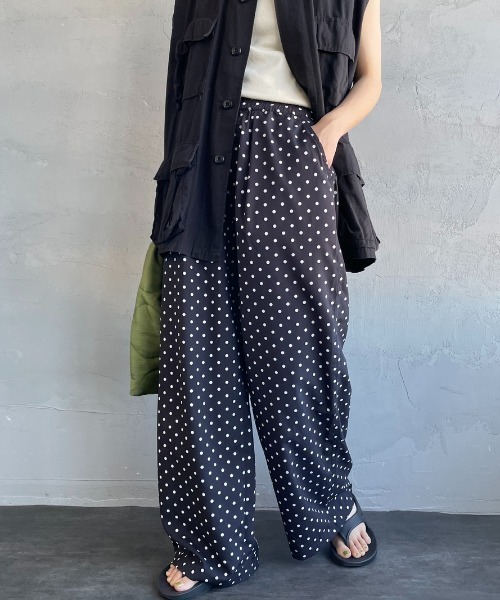 UNIVERSAL OVERALL（ユニバーサルオーバーオール）の「【WEB先行予約】[UNIVERSAL OVERALL/ユニバーサルオーバーオール] 別注 総柄イージーワイドパンツ（その他パンツ・レディース・ブラック系/ブラック/グリーン/ネイビー/ベージュ・F）」の8枚目の写真