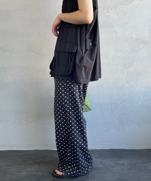 UNIVERSAL OVERALL（ユニバーサルオーバーオール）の「【WEB先行予約】[UNIVERSAL OVERALL/ユニバーサルオーバーオール] 別注 総柄イージーワイドパンツ（その他パンツ・レディース・ブラック系/ブラック/グリーン/ネイビー/ベージュ・F）」の9枚目の写真