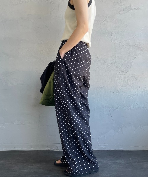 UNIVERSAL OVERALL（ユニバーサルオーバーオール）の「【WEB先行予約】[UNIVERSAL OVERALL/ユニバーサルオーバーオール] 別注 総柄イージーワイドパンツ（その他パンツ・レディース・ブラック系/ブラック/グリーン/ネイビー/ベージュ・F）」の15枚目の写真