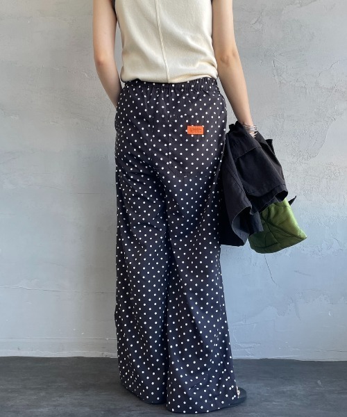 UNIVERSAL OVERALL（ユニバーサルオーバーオール）の「【WEB先行予約】[UNIVERSAL OVERALL/ユニバーサルオーバーオール] 別注 総柄イージーワイドパンツ（その他パンツ・レディース・ブラック系/ブラック/グリーン/ネイビー/ベージュ・F）」の16枚目の写真