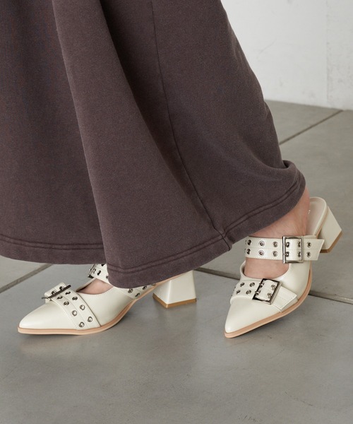 RAY CASSIN(レイカズン)の「アイレットミュール(その他シューズ・レディース・ブラック/ベージュ/ホワイト・S/L/M)」の2枚目の写真