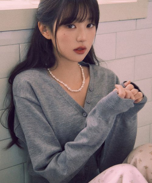 ROLAROLA(ロラロラ)の「V NECK BASIC CARDIGAN GRAY(カーディガン/ボレロ・レディース・グレー・FREE)」の1枚目の写真