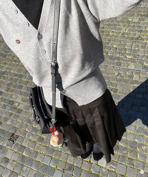ROLAROLA(ロラロラ)の「V NECK BASIC CARDIGAN GRAY(カーディガン/ボレロ・レディース・グレー・FREE)」の3枚目の写真