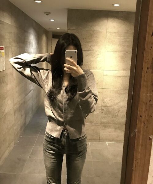 ROLAROLA(ロラロラ)の「V NECK BASIC CARDIGAN GRAY(カーディガン/ボレロ・レディース・グレー・FREE)」の7枚目の写真