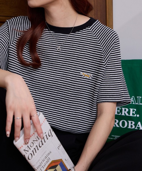 PENNEYS(ぺニーズ)の「PENNEYS/ペニーズ 別注 THE FOX ワンポイント刺繍 ラグランスリーブ ワッフル半袖Tシャツ(Tシャツ/カットソー・レディース・ブラック系/チャコールグレー/オフホワイト/ネイビー/ブラウン系/ワイン/ブラック/ライトグレー/イエロー・L/M)」の3枚目の写真