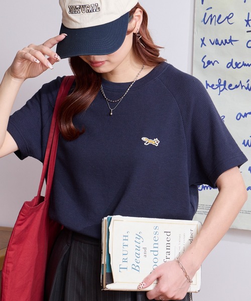 PENNEYS(ぺニーズ)の「PENNEYS/ペニーズ 別注 THE FOX ワンポイント刺繍 ラグランスリーブ ワッフル半袖Tシャツ(Tシャツ/カットソー・レディース・ブラック系/チャコールグレー/オフホワイト/ネイビー/ブラウン系/ワイン/ブラック/ライトグレー/イエロー・L/M)」の7枚目の写真