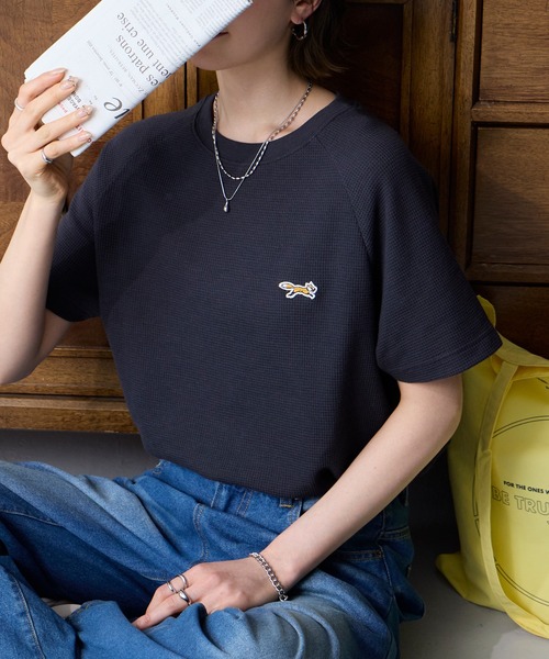PENNEYS(ぺニーズ)の「PENNEYS/ペニーズ 別注 THE FOX ワンポイント刺繍 ラグランスリーブ ワッフル半袖Tシャツ(Tシャツ/カットソー・レディース・ブラック系/チャコールグレー/オフホワイト/ネイビー/ブラウン系/ワイン/ブラック/ライトグレー/イエロー・L/M)」の4枚目の写真