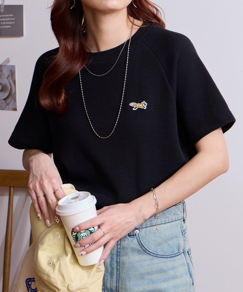 PENNEYS(ぺニーズ)の「PENNEYS/ペニーズ 別注 THE FOX ワンポイント刺繍 ラグランスリーブ ワッフル半袖Tシャツ(Tシャツ/カットソー・レディース・ブラック系/チャコールグレー/オフホワイト/ネイビー/ブラウン系/ワイン/ブラック/ライトグレー/イエロー・L/M)」の2枚目の写真