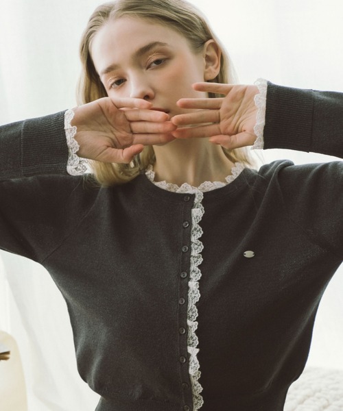 archives（アルシーヴ）の「レースレイヤードニットカーディガン（ニット/セーター・レディース・ピンク/ブルー/チャコールグレー/アイボリー・MEDIUM）」の7枚目の写真