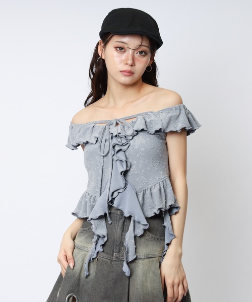 SPIRALGIRL(スパイラルガール)の「オフショルラメラッフルトップス(シャツ/ブラウス・レディース・グレー/オフホワイト/ブラック・FREE)」の7枚目の写真