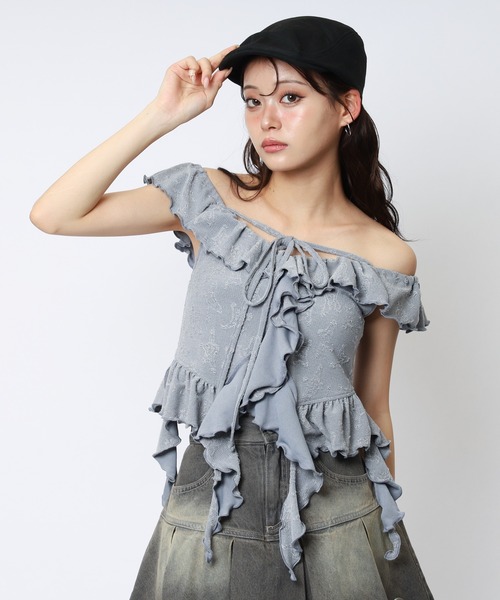 SPIRALGIRL(スパイラルガール)の「オフショルラメラッフルトップス(シャツ/ブラウス・レディース・グレー/オフホワイト/ブラック・FREE)」の8枚目の写真