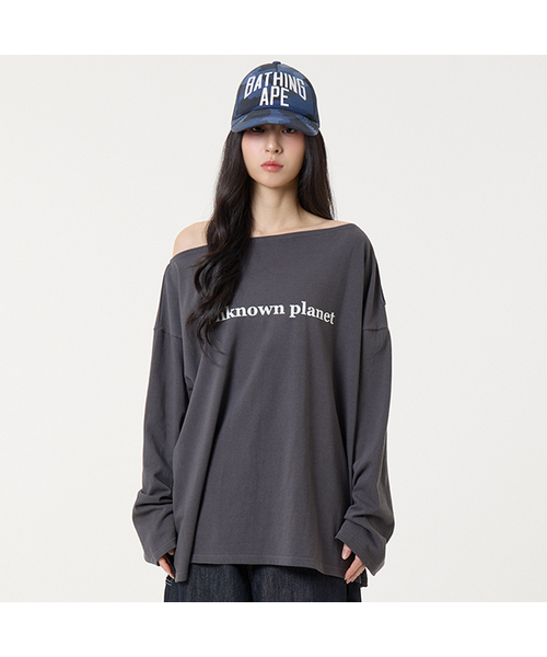 UNKNOWN PLANET(アンノウンプラネット)の「オフショルダーロゴロングスリーブTシャツチャコール(Tシャツ/カットソー・レディース・その他・FREE)」の1枚目の写真