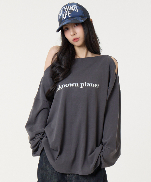 UNKNOWN PLANET(アンノウンプラネット)の「オフショルダーロゴロングスリーブTシャツチャコール(Tシャツ/カットソー・レディース・その他・FREE)」の10枚目の写真