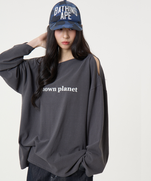 UNKNOWN PLANET(アンノウンプラネット)の「オフショルダーロゴロングスリーブTシャツチャコール(Tシャツ/カットソー・レディース・その他・FREE)」の12枚目の写真