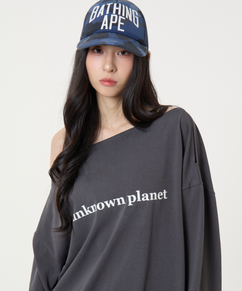 UNKNOWN PLANET(アンノウンプラネット)の「オフショルダーロゴロングスリーブTシャツチャコール(Tシャツ/カットソー・レディース・その他・FREE)」の4枚目の写真