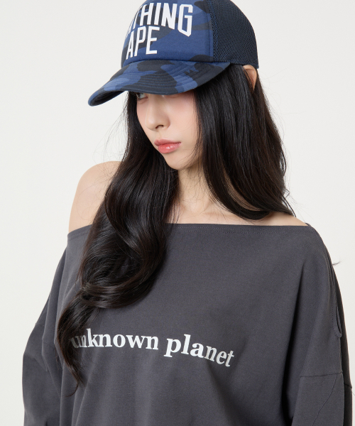 UNKNOWN PLANET(アンノウンプラネット)の「オフショルダーロゴロングスリーブTシャツチャコール(Tシャツ/カットソー・レディース・その他・FREE)」の5枚目の写真