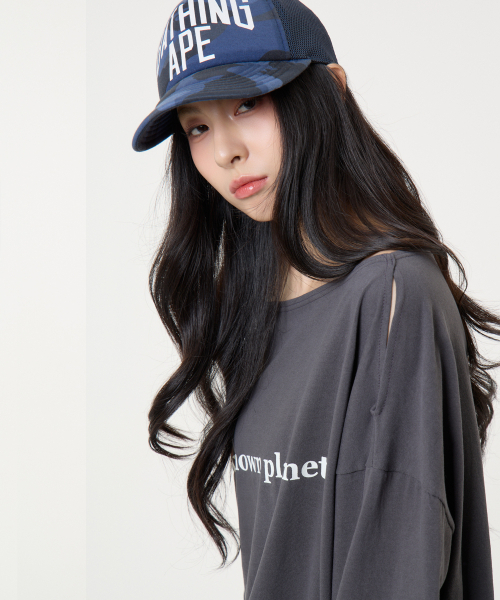 UNKNOWN PLANET(アンノウンプラネット)の「オフショルダーロゴロングスリーブTシャツチャコール(Tシャツ/カットソー・レディース・その他・FREE)」の6枚目の写真