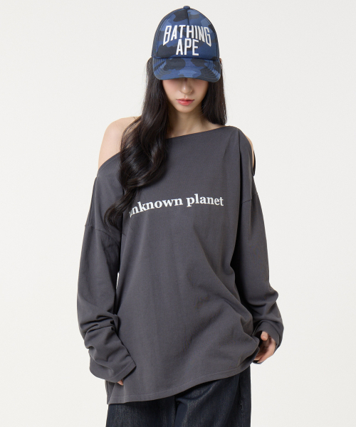 UNKNOWN PLANET(アンノウンプラネット)の「オフショルダーロゴロングスリーブTシャツチャコール(Tシャツ/カットソー・レディース・その他・FREE)」の7枚目の写真