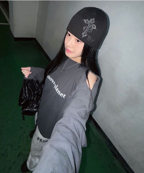 UNKNOWN PLANET(アンノウンプラネット)の「オフショルダーロゴロングスリーブTシャツチャコール(Tシャツ/カットソー・レディース・その他・FREE)」の2枚目の写真