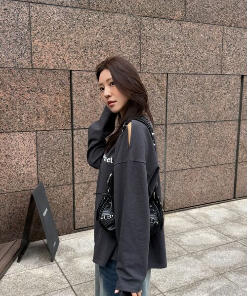 UNKNOWN PLANET(アンノウンプラネット)の「オフショルダーロゴロングスリーブTシャツチャコール(Tシャツ/カットソー・レディース・その他・FREE)」の3枚目の写真