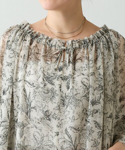 BEARDSLEY(ビアズリー)の「更紗柄ギャザーブラウス(シャツ/ブラウス・レディース・ベージュ・FREE)」の2枚目の写真