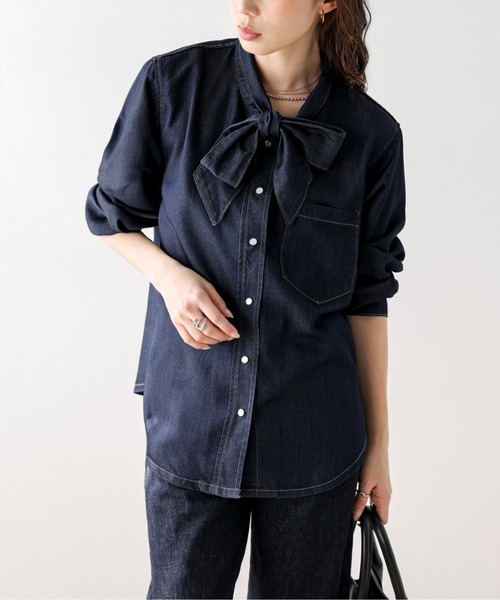 AMELY(エミリー)の「ボウタイ デニムシャツ(シャツ/ブラウス・レディース・ネイビー/ブルー・フリー)」の1枚目の写真