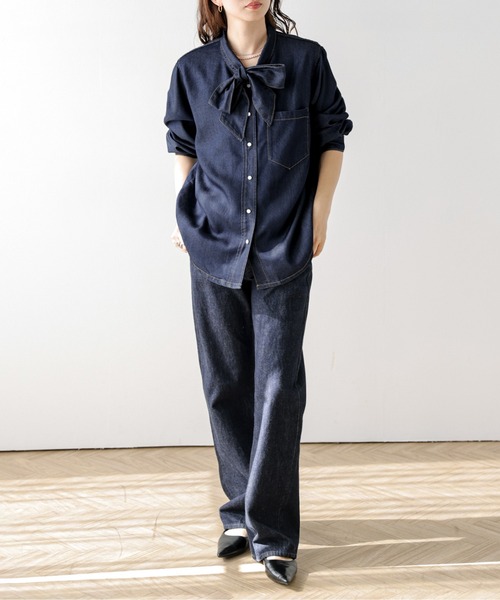 AMELY(エミリー)の「ボウタイ デニムシャツ(シャツ/ブラウス・レディース・ネイビー/ブルー・フリー)」の7枚目の写真