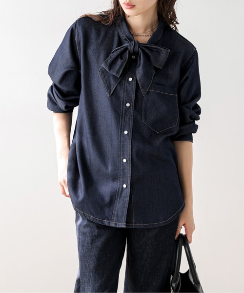 AMELY(エミリー)の「ボウタイ デニムシャツ(シャツ/ブラウス・レディース・ネイビー/ブルー・フリー)」の5枚目の写真
