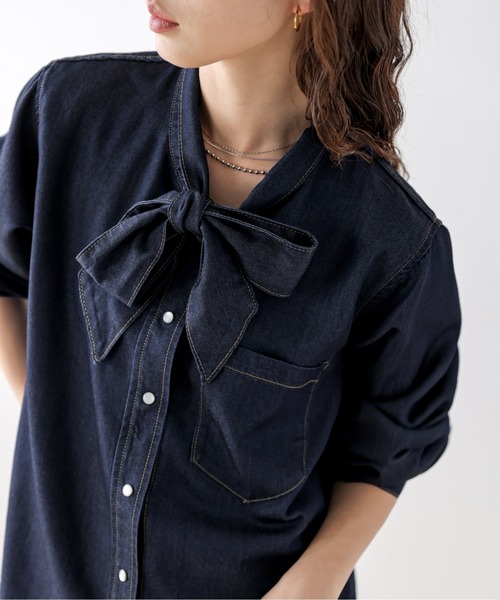 AMELY(エミリー)の「ボウタイ デニムシャツ(シャツ/ブラウス・レディース・ネイビー/ブルー・フリー)」の6枚目の写真