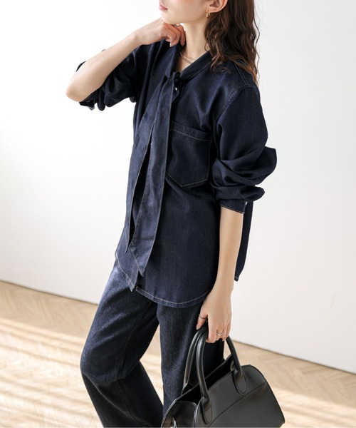 AMELY(エミリー)の「ボウタイ デニムシャツ(シャツ/ブラウス・レディース・ネイビー/ブルー・フリー)」の10枚目の写真