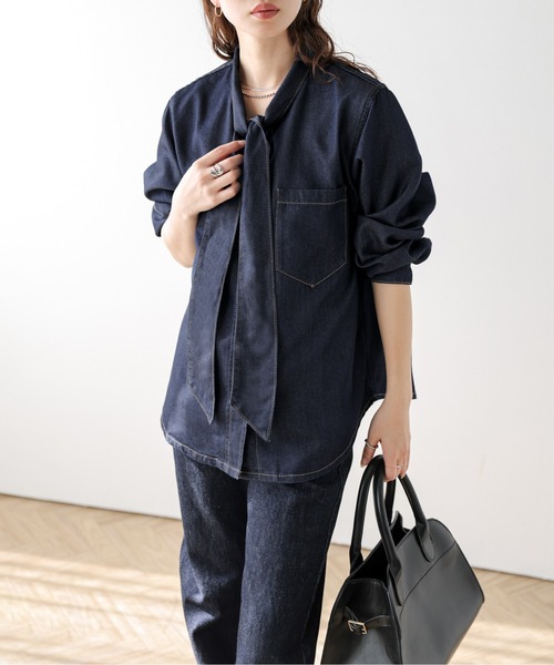 AMELY(エミリー)の「ボウタイ デニムシャツ(シャツ/ブラウス・レディース・ネイビー/ブルー・フリー)」の9枚目の写真