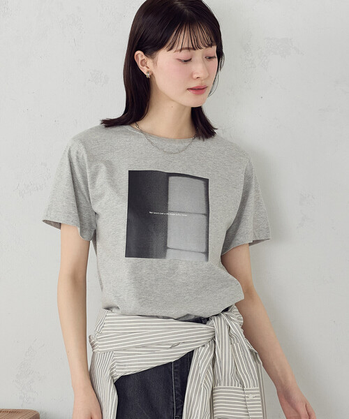 COMME CA ISM(コムサイズム)の「フォトプリント Tシャツ(Tシャツ/カットソー・レディース・アイボリー/杢グレー/ネイビー/オレンジ・SMALL/MEDIUM/LARGE)」の1枚目の写真