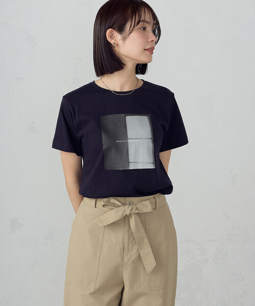 COMME CA ISM(コムサイズム)の「フォトプリント Tシャツ(Tシャツ/カットソー・レディース・アイボリー/杢グレー/ネイビー/オレンジ・SMALL/MEDIUM/LARGE)」の3枚目の写真