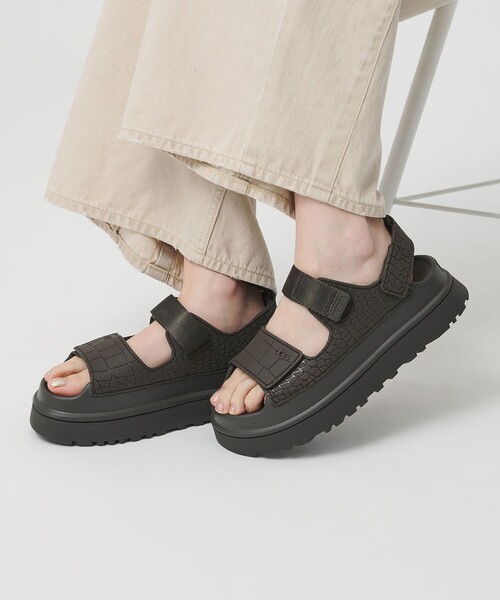 UGG(アグ)の「<UGG>ゴールデングロウ エンボスド サンダル(サンダル・レディース・ダークブラウン・5/8/6/7)」の2枚目の写真