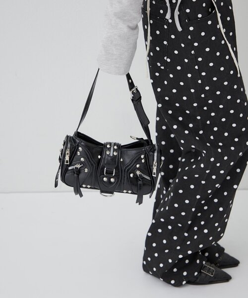 WHO'S WHO gallery(フーズフーギャラリー)の「【WEB限定】スタッズジップショルダーバッグ(ショルダーバッグ・レディース・ブラック/レッド/ピンク/ブラウン・FREE)」の6枚目の写真