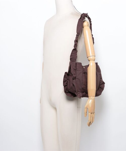 flower(フラワー)の「フリルシャーリングバッグ(ショルダーバッグ・レディース・ブラウン/アイボリー・FREE)」の19枚目の写真