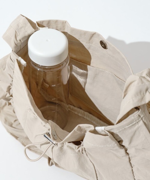 flower(フラワー)の「フリルシャーリングバッグ(ショルダーバッグ・レディース・ブラウン/アイボリー・FREE)」の3枚目の写真