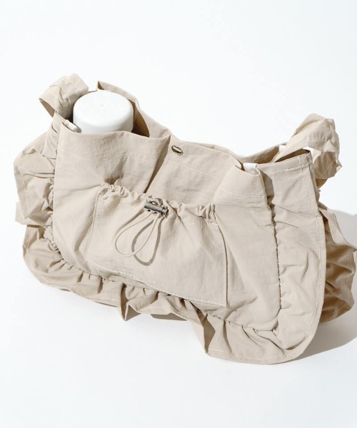 flower(フラワー)の「フリルシャーリングバッグ(ショルダーバッグ・レディース・ブラウン/アイボリー・FREE)」の4枚目の写真